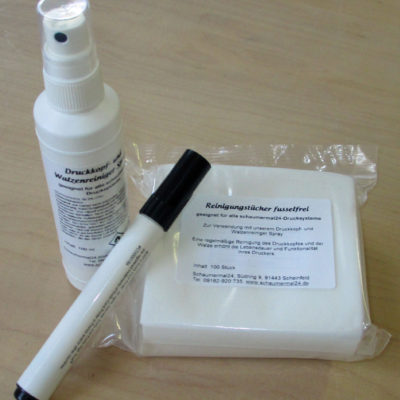 Das Reinigungsset besteht aus 100 ml Reinigungsflüssigkeit in einer Sprühflasche und 100 fusselfreie Vliestüchern plus einem Reinigungsstift.