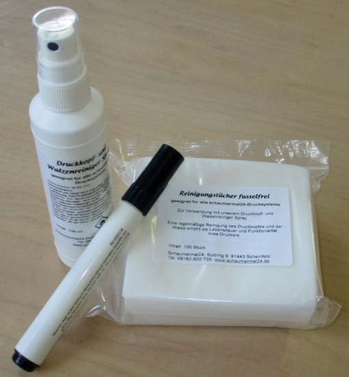 Das Reinigungsset besteht aus 100 ml Reinigungsflüssigkeit in einer Sprühflasche und 100 fusselfreie Vliestüchern plus einem Reinigungsstift.