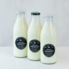 bedrucktes Etikett in schwarz für eine Milchflasche