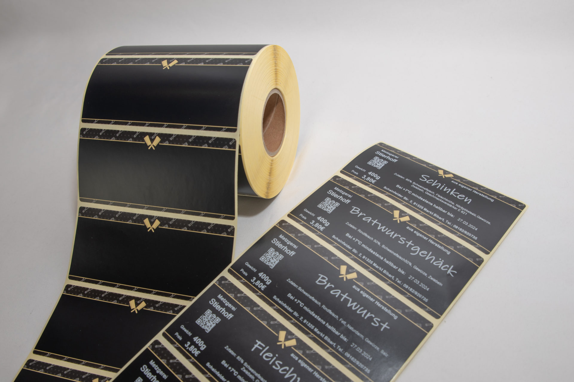 moderne Etiketten mit Axt in schwarz